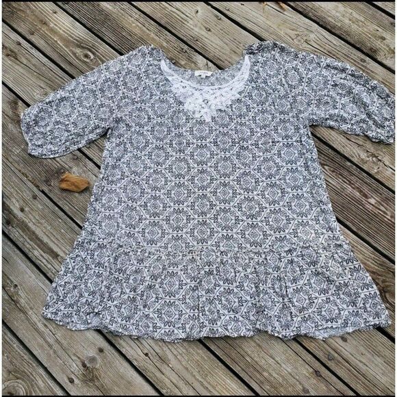 Umgee Womens Sz Large Tunic Battenburg Lace Ruffle Hem ¾ Sleeves Fit is loose - Picture 1 of 9